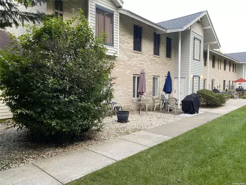 7 Juniper Ct #7, Coram, NY 11727
