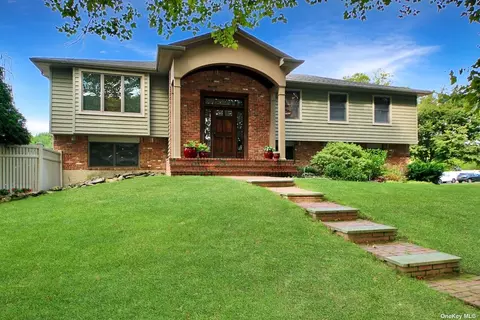 11 Rockrose Ln, East Northport, NY 11731