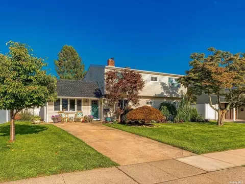 7 Cable Ln, Hicksville, NY 11801