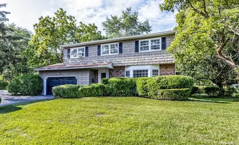 11 Higgins St, North Babylon, NY 11703