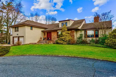 252 Hedge Ln, Hewlett Harbor, NY 11557
