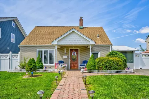 20 Quaker Ln, Levittown, NY 11756