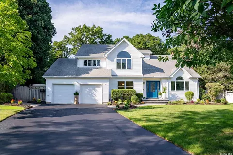 6 Castle Ct, Nesconset, NY 11767