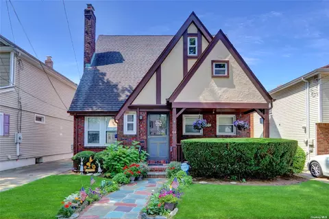 64 Hinsdale Ave, Floral Park, NY 11001