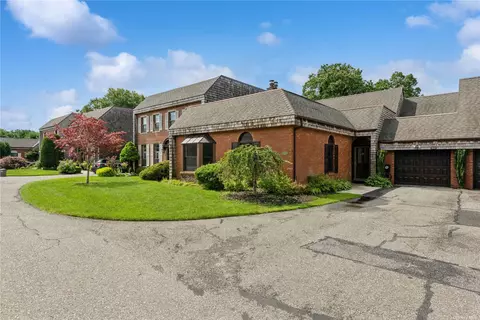 242 Helm Ln #242, Bay Shore, NY 11706