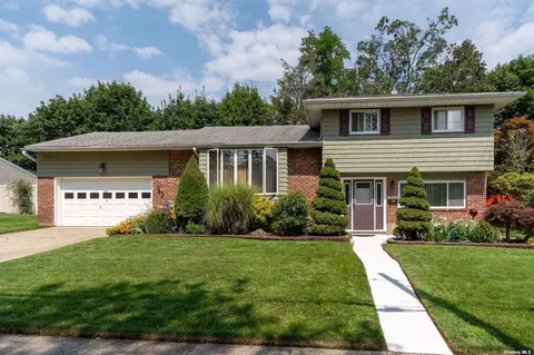 30 Wheatfield Ln, Commack, NY 11725