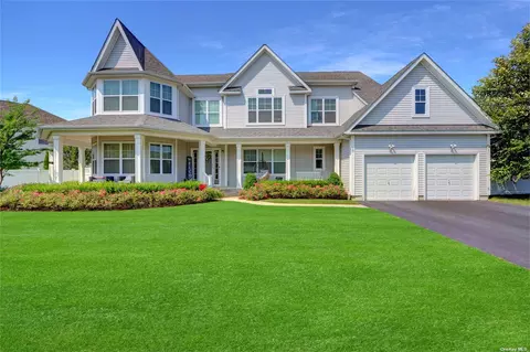 10 Mulberry Ln, Ridge, NY 11961