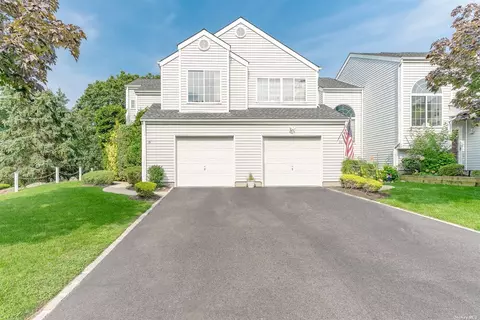 19 Sutton #19, Islandia, NY 11749