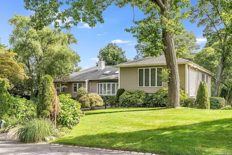 1 Melby Ln, East Hills, NY 11576