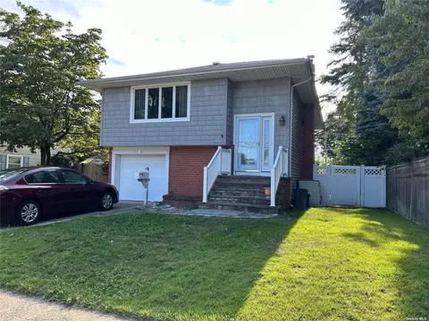 257 N 8th St, Lindenhurst, NY 11757