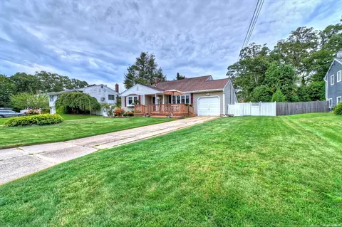 16 Helen Marie Pl, Hauppauge, NY 11788