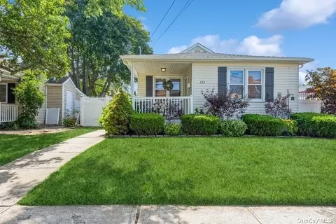 135 E Clearwater Rd, Lindenhurst, NY 11757