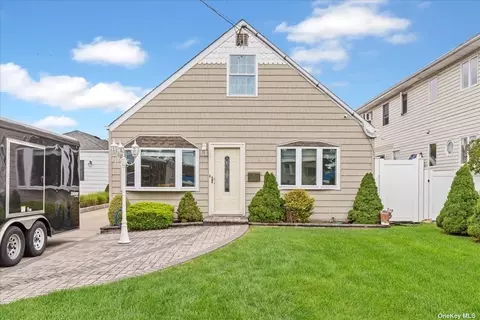 3 Flint Rd, Amityville, NY 11701