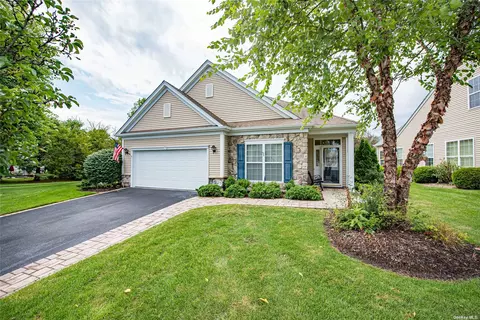 5 Burnett Ct #5, Mount Sinai, NY 11766