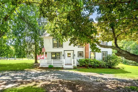 24 Woodlawn Ave, East Moriches, NY 11940