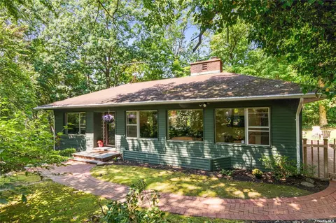 19 Regent Pl, Huntington, NY 11743