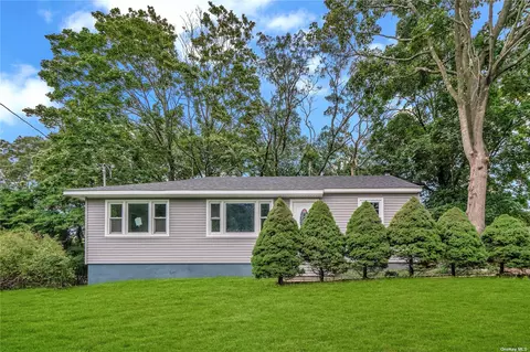 27 Overhill Rd, Rocky Point, NY 11778