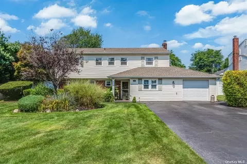 20 Blue Spruce Ln, Commack, NY 11725