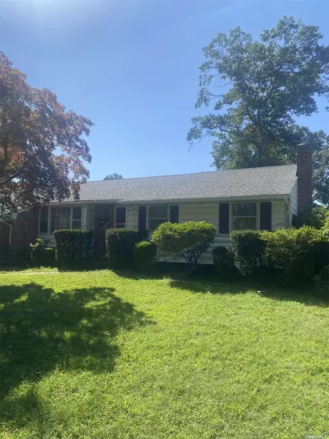 30 Del Pl, Hauppauge, NY 11788
