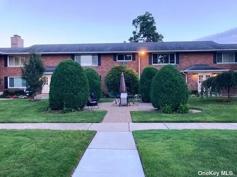 132 Edmunton Dr #C15, North Babylon, NY 11703