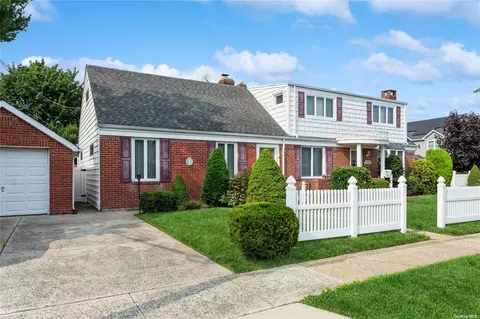 159 Lafayette St, Williston Park, NY 11596