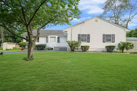 12 Clemens Ct, Blue Point, NY 11715