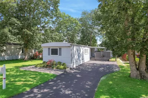 8 Daisy Dr, Bohemia, NY 11716