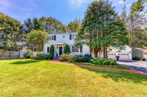 292 Maplewood Rd, Huntington Station, NY 11746