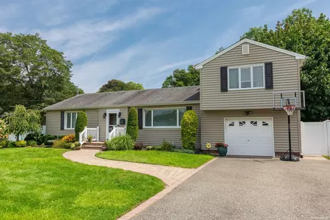 1401 Manor Ln, Bay Shore, NY 11706