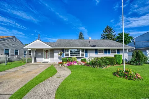 8 E Millpage Dr, Bethpage, NY 11714