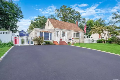 15 High St, Sayville, NY 11782