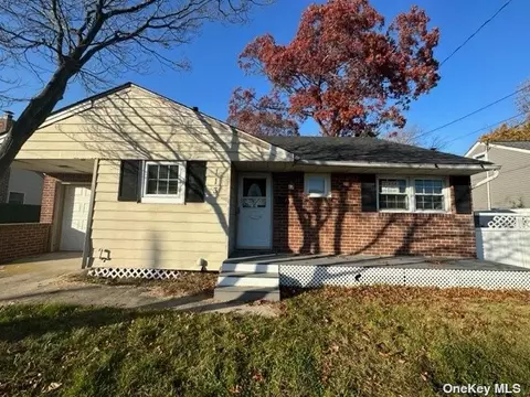 113 Glen Rd, North Babylon, NY 11703