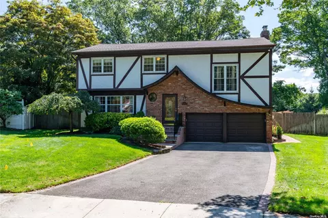 6 Wren Ct, Commack, NY 11725