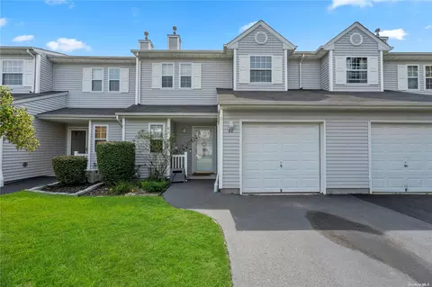 60 Smith Ave #60, Bay Shore, NY 11706