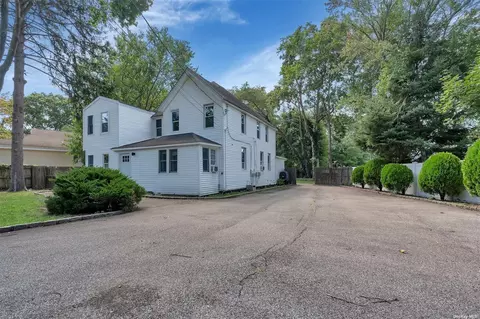 252 Maple Ave, Smithtown, NY 11787