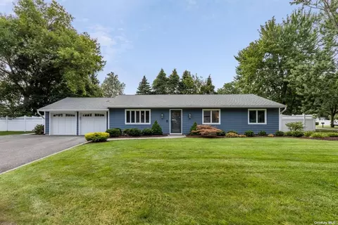 2 Plaza Dr, Smithtown, NY 11787