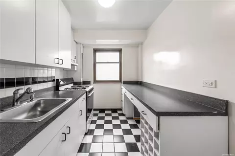 21-15 34th Ave #15B, Astoria, NY 11106