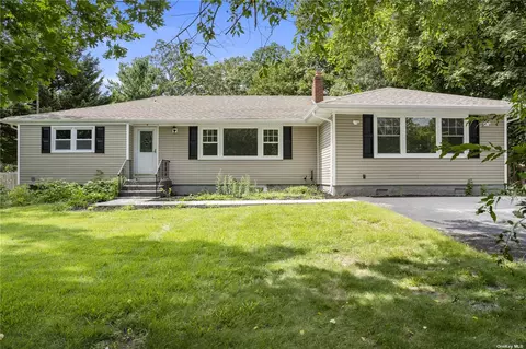 102 Lake Ave, Saint James, NY 11780