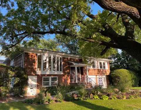 70 Meadowfarm Rd, New Hyde Park, NY 11040