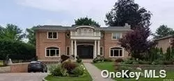 15 Shelley Ln, Great Neck, NY 11023