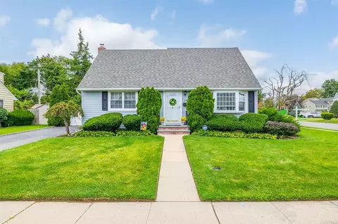 39 Croyden Ln, Hicksville, NY 11801