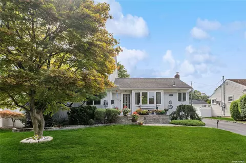 1418 Apple Ln, East Meadow, NY 11554