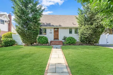 500 Ray St, Freeport, NY 11520