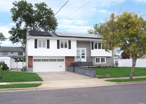4 Admiral Rd, Massapequa, NY 11758