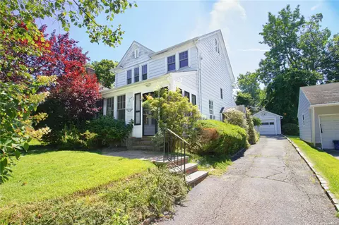 128 Hillcrest Ave, Manhasset, NY 11030