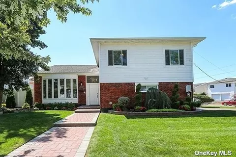 668 Jackie Ln, Baldwin, NY 11510