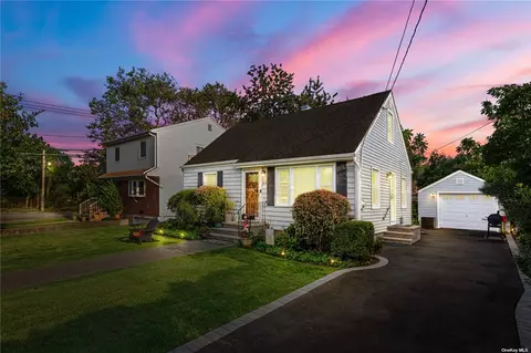 64 Prince St, New Hyde Park, NY 11040