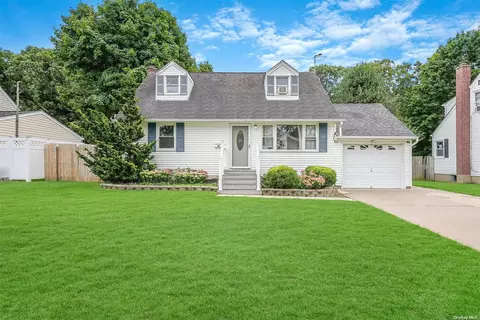 32 Samuel St, Lake Ronkonkoma, NY 11779