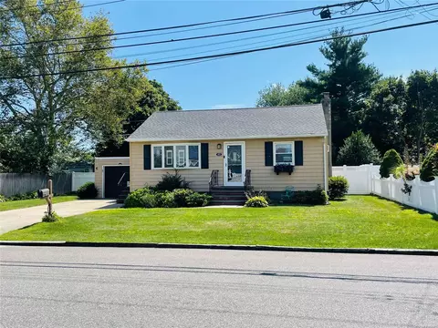 411 45th St, Lindenhurst, NY 11757