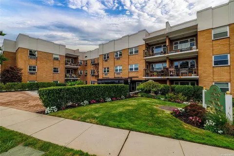 10 Lenox Rd #3D, Rockville Centre, NY 11570